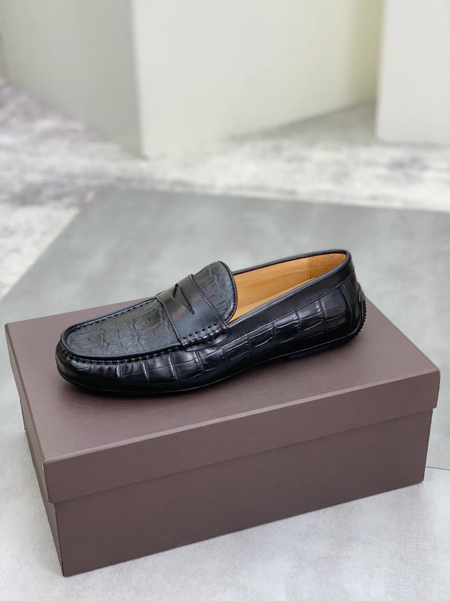 Men's shoes 💰P420 [New model] Water-dyed Niuli 💰High-quality business beanie shoes 💎💎💎 BOTTEGA VENETA official website synchronizes the latest top version of BV in the market, accepts material comparison, shoe type comparison, process comparison, practical and texture, versatile, suitable for any occasion, the more you look at it, the more it tastes. Purely hand-woven craftsmanship - Upper material, Italian 🇮🇹 imported crocodile pattern calfskin - High-quality water-dyed cowhide lining - Original private model customized outsole -Size: 39-44 (38 45 can be customized) Color: black or brown optional